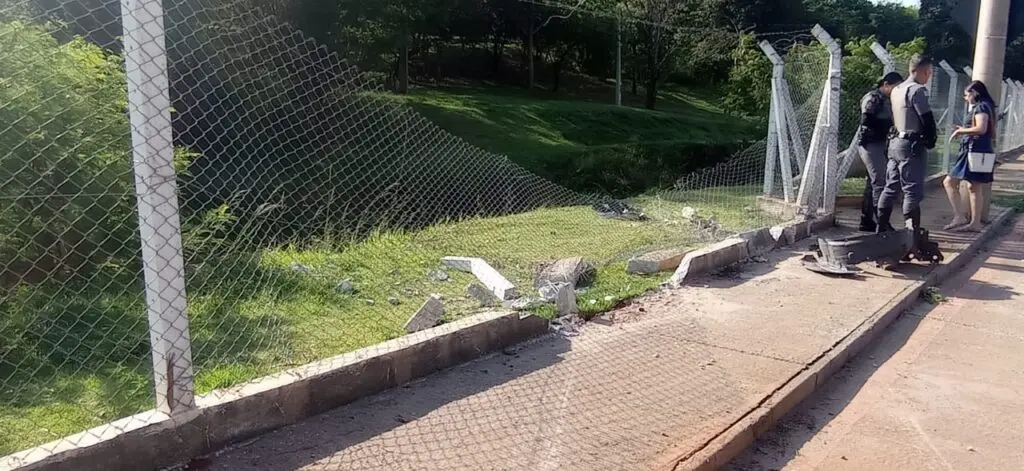 Ladrões cometem crimes próximo a Horto de Limeira; vítima reage e carro cai em lago