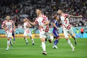 Livakovic brilha nos pênaltis, Croácia vence o Japão e avança às quartas