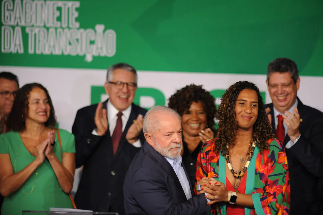 Lula anuncia 16 ministros e primeiras mulheres do futuro governo