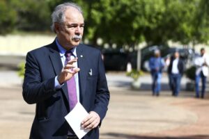 Lula anuncia Mercadante como novo presidente do BNDES e diz que vai acabar com privatizações