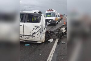 Mulher é arremessada para fora de camionete em acidente na Rodovia dos Bandeirantes, em Limeira