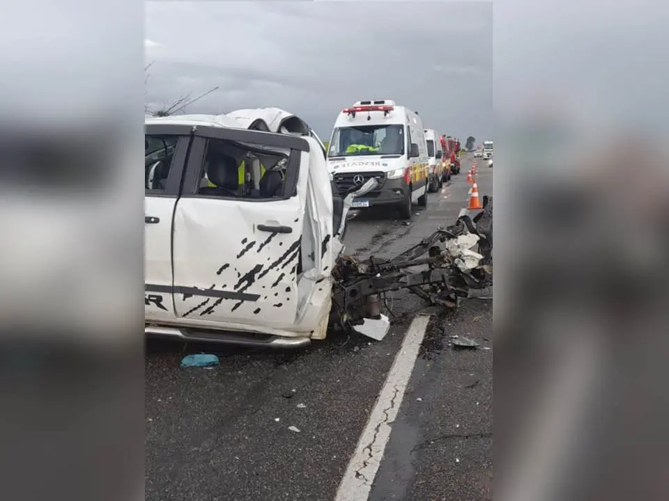 Mulher é arremessada para fora de camionete em acidente na Rodovia dos Bandeirantes, em Limeira