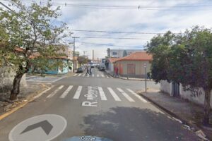 Mulher é roubada ao diminuir velocidade em rua de Limeira