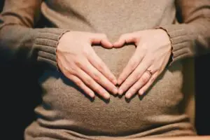 ara a mulher soropositiva - Quando as mulheres são portadoras do vírus e optam pela reprodução assistida para realizar uma gestação, utiliza-se a técnica de fertilização in vitro (FIV).