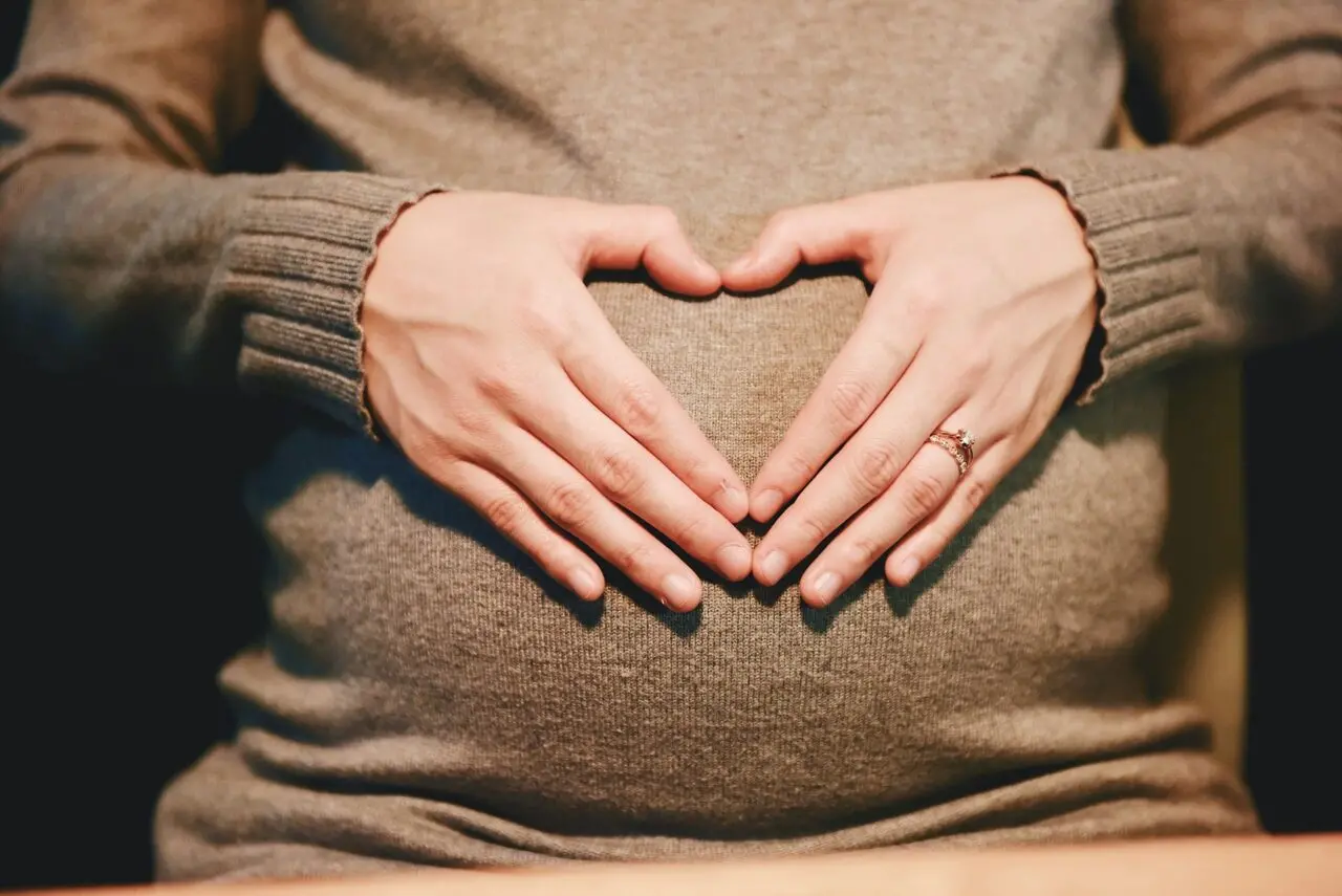 ara a mulher soropositiva - Quando as mulheres são portadoras do vírus e optam pela reprodução assistida para realizar uma gestação, utiliza-se a técnica de fertilização in vitro (FIV).