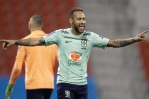 Neymar treina e confirma presença