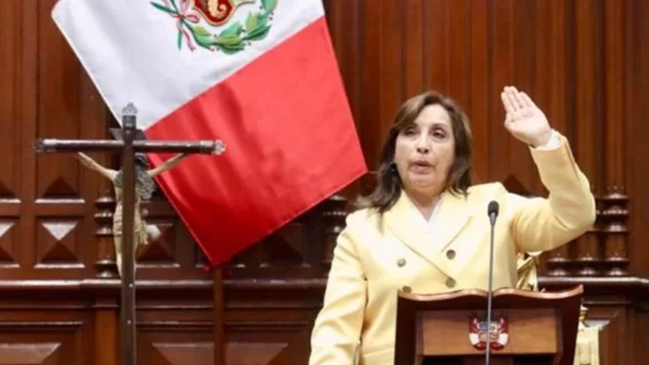 Nova presidente do Peru prepara anúncio de gabinete; Castillo é transferido para base militar
