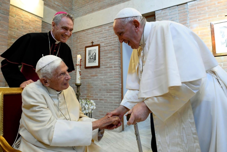 Papa Francisco homenageia Bento 16 e destaca bondade de antecessor