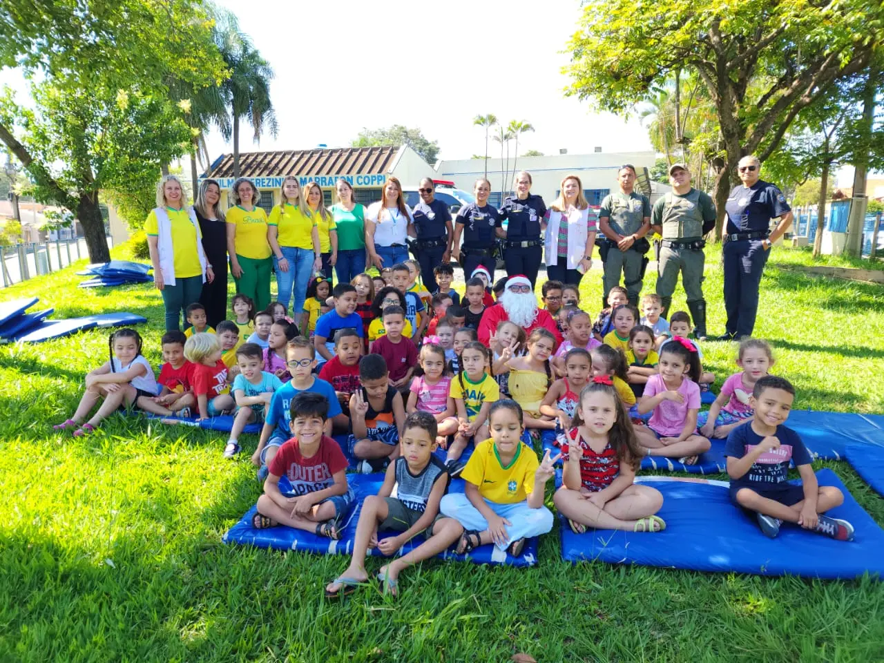 Papai Noel visita alunos de Centro Infantil no Parque Hipólito