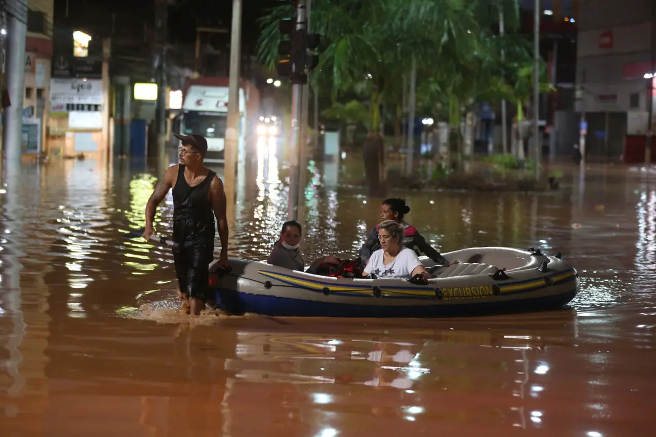 Temporais abrem crateras, causam deslizamentos e param rodovias em 3 estados