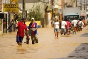 Temporal deixa 2 mortos, bloqueia rodovia e suspende serviços em SC