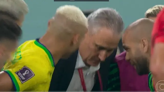 Tite faz 'Dança do Pombo' após gol de Richarlison