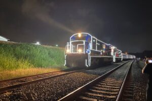 Trem Iluminado passa por Limeira e limeirenses entram no clima de Natal