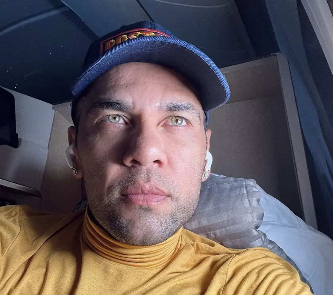 Alves divide cela com guarda-costas de Ronaldinho e dá autógrafos na prisão