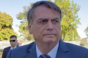 Após fortes dores abdominais, Jair Bolsonaro é internado nos EUA