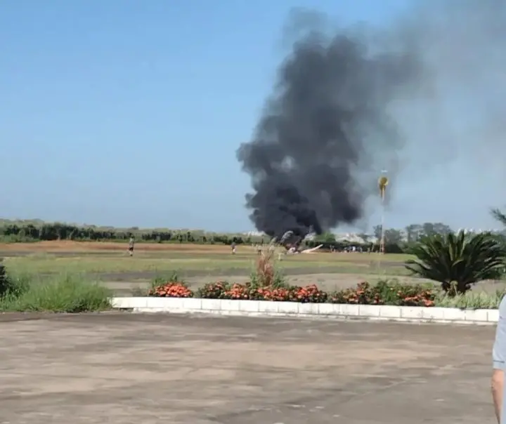 Avião cai no aeroporto de Americana e deixa duas pessoas feridas