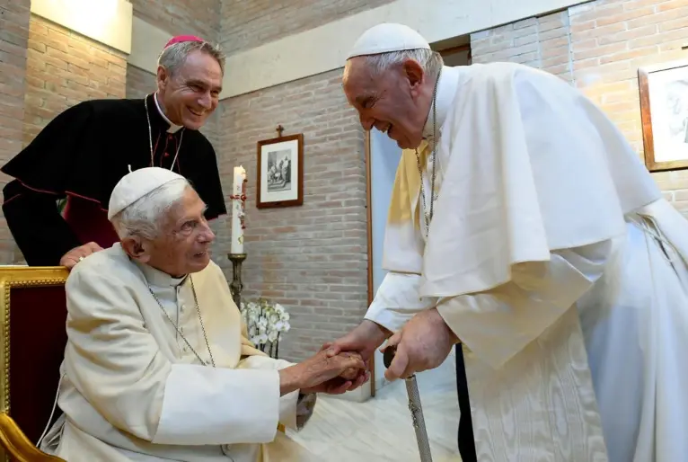 Bento 16 é velado no Vaticano com fila de milhares de pessoas