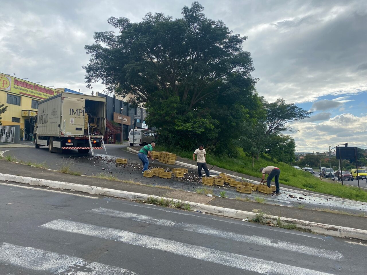 Caminhão de cerveja derruba carga na Avenida Antônio Ometto, em Limeira