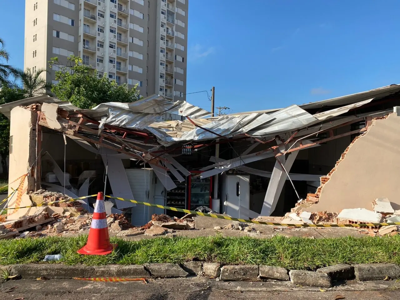 Caminhão é retirado de padaria e trânsito segue normal no Esmeralda, em Limeira