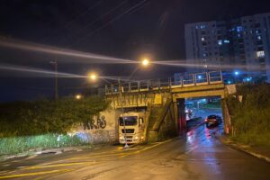 Caminhão entala na Ponte Preta e interdita trânsito, em Limeira