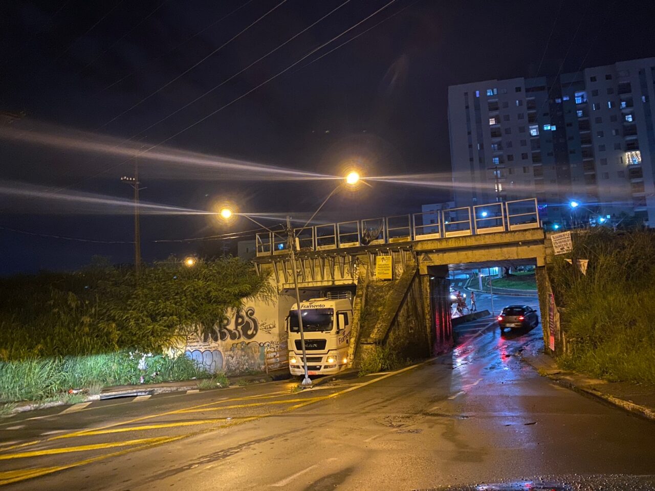 Caminhão entala na Ponte Preta e interdita trânsito, em Limeira