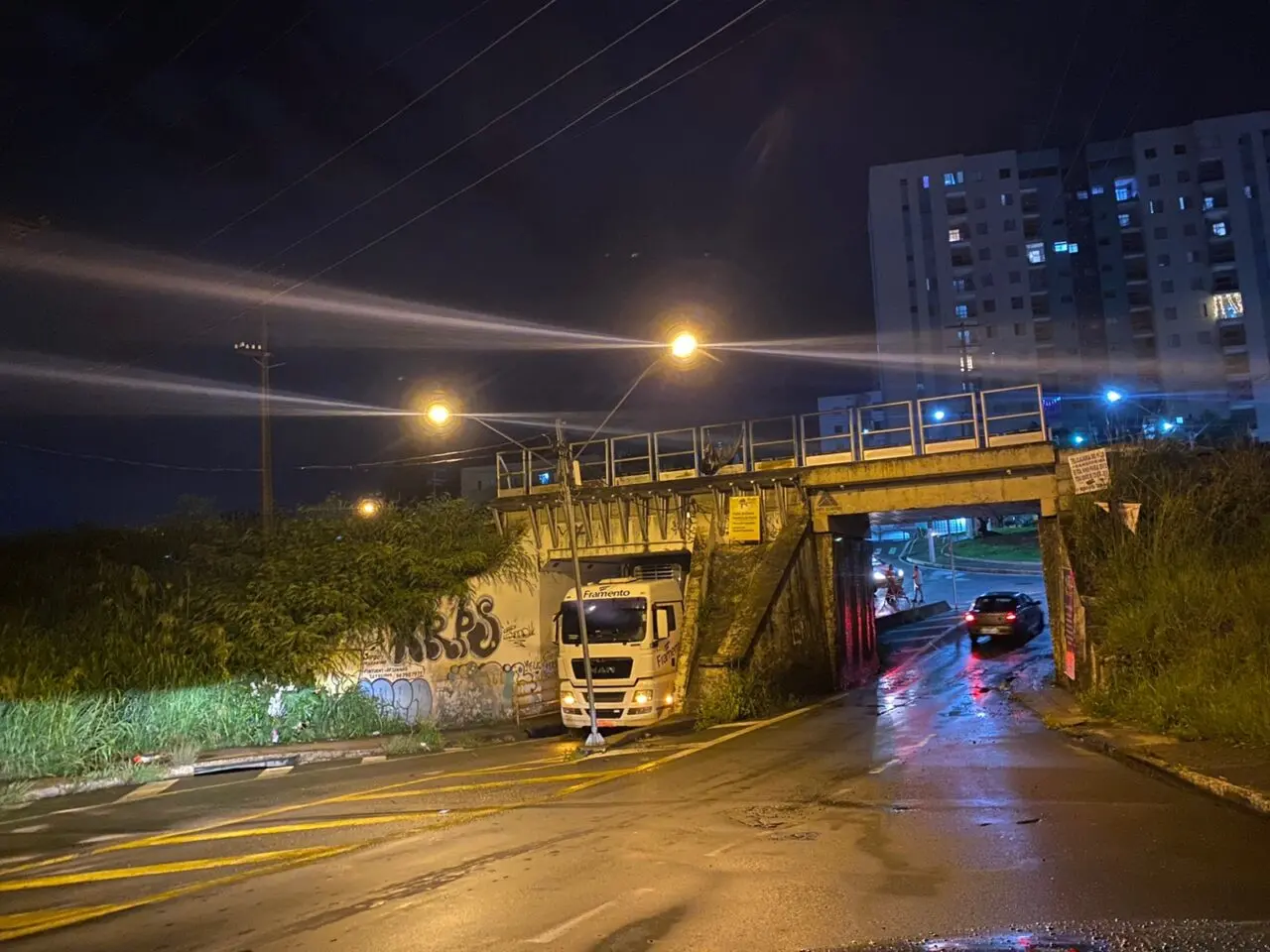 Caminhão entala na Ponte Preta e interdita trânsito, em Limeira