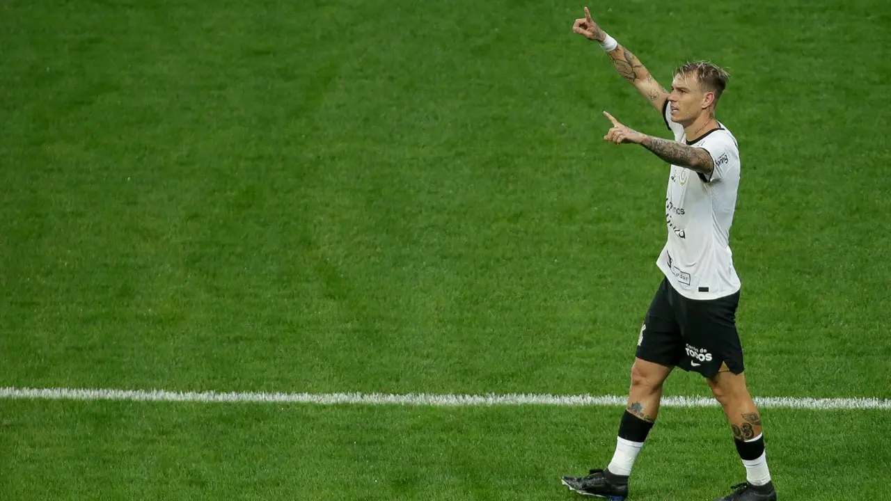 Corinthians leva susto, mas vence Guarani de virada antes de clássico