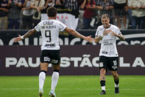 Corinthians vence a primeira sob comando de Lázaro com dois gols de Guedes