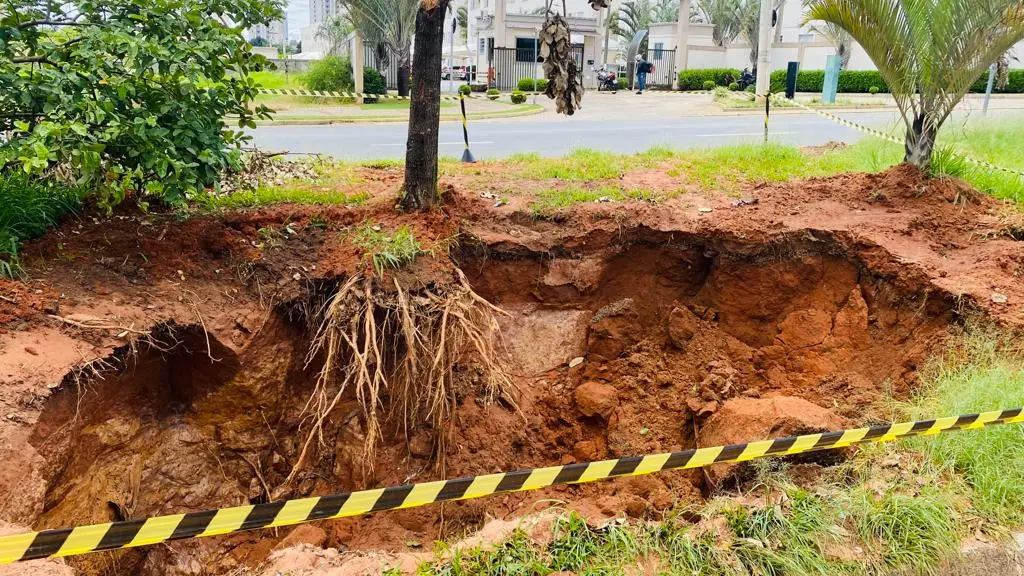 Cratera no Jardim Colina Verde assusta moradores em Limeira