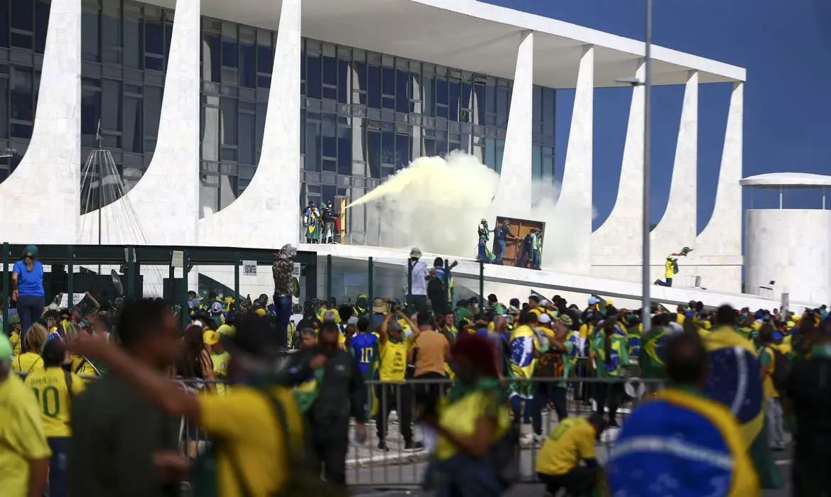 Extremistas invadem e destroem