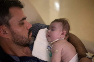 Filha de Juliano e Letícia Cazarré deixa hospital após 7 meses internada