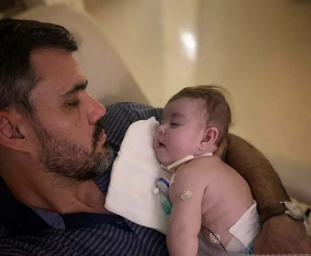 Filha de Juliano e Letícia Cazarré deixa hospital após 7 meses internada