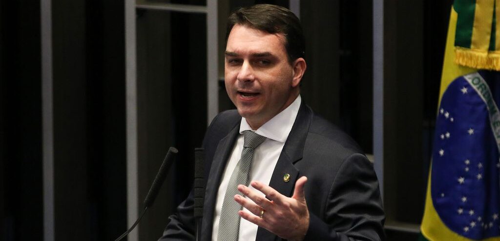 Flávio Bolsonaro diz que ataque foi lamentável e nega associação do pai