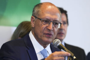 Alckmin atua para aproximar Igreja