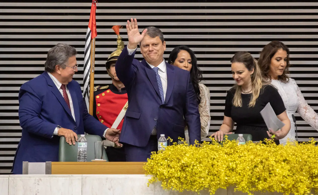 Tarcísio é empossado governador de SP