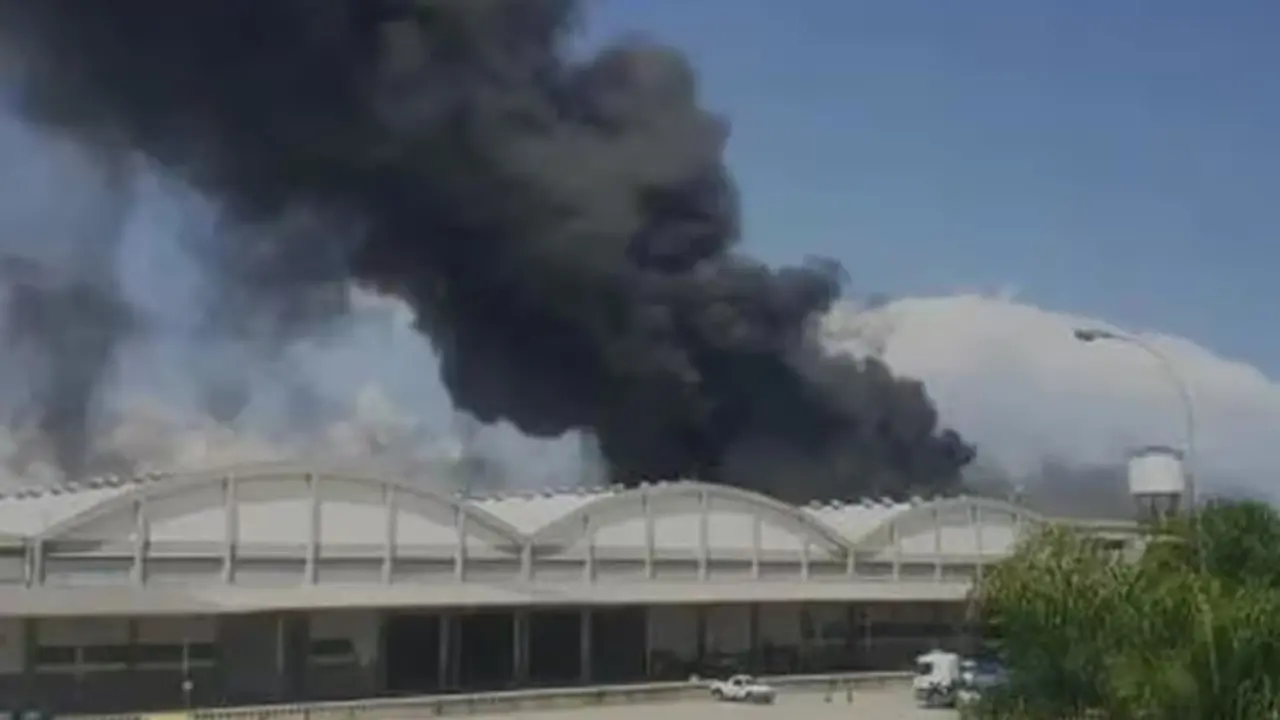 Incêndio atinge galpão dentro de Aeroporto do Galeão no RJ