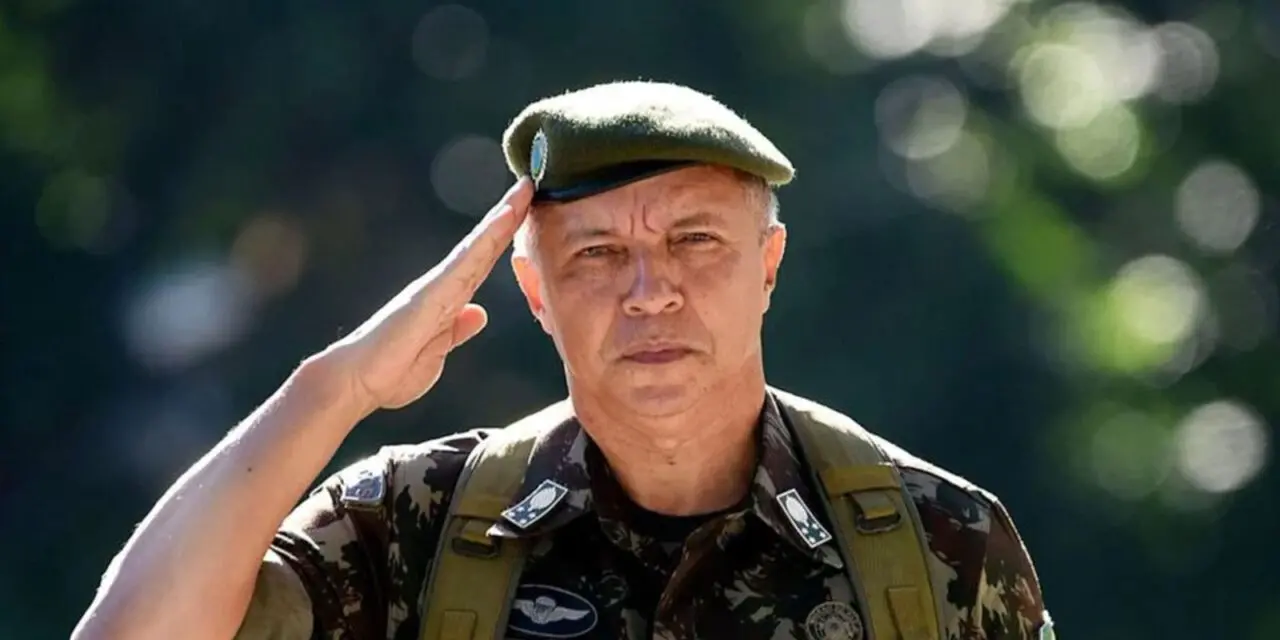 Lula demite comandante do Exército