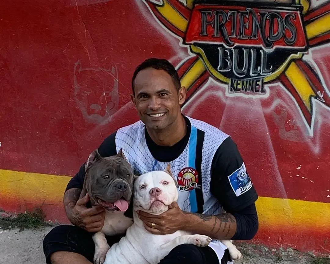 Justiça concede liberdade condicional a goleiro Bruno