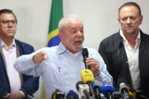 Lula decreta intervenção na segurança
