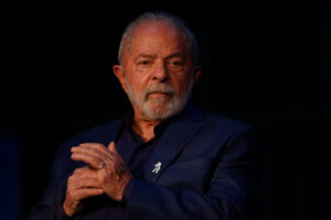 Lula vai ao velório de Pelé na Vila Belmiro na manhã desta terça (3)