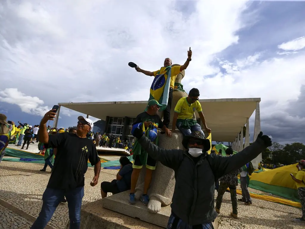 Manifestantes invadem Congresso, STF e Palácio do Planalto.