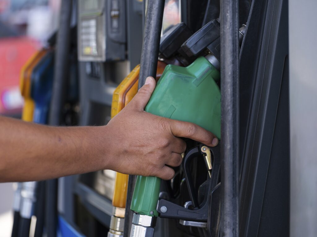 Preço da gasolina cai nos postos, mas segue acima de R$ 5