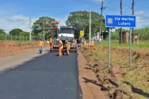 Prefeitura inicia recapeamento de 6,2 quilômetros da Via Martim Lutero