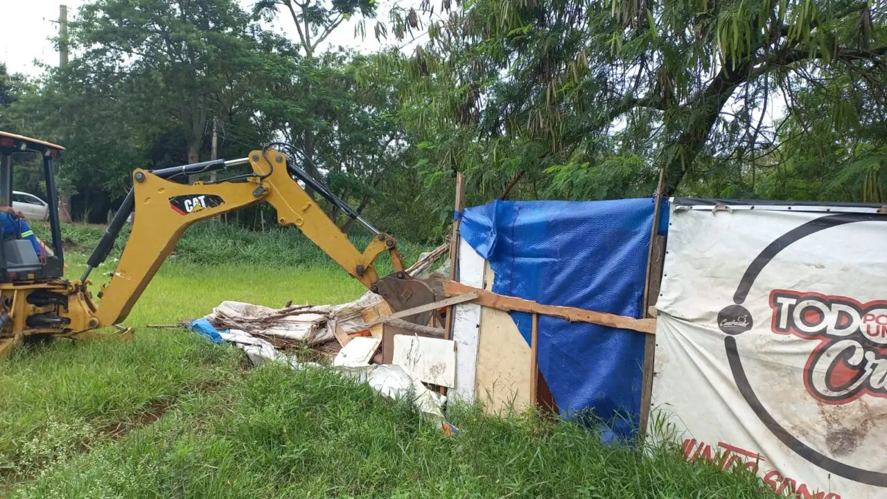 Prefeitura realiza ação de limpeza e barraco é desmanchado