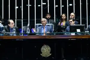 Romário chama seguidora de 'piranha', e web quer saber o motivo de tanta agressividade