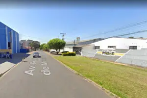 Homem tem carro roubado por assaltantes