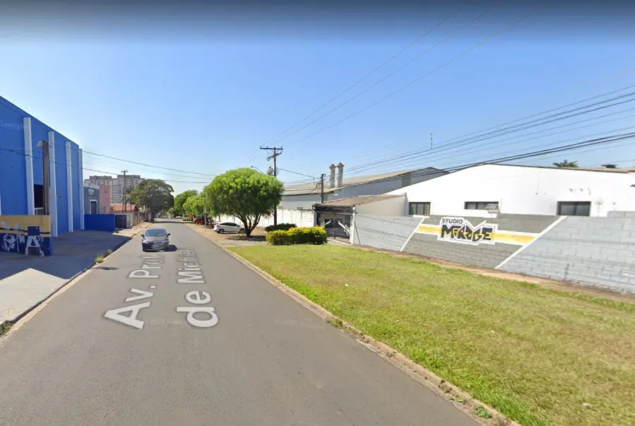 Homem tem carro roubado por assaltantes