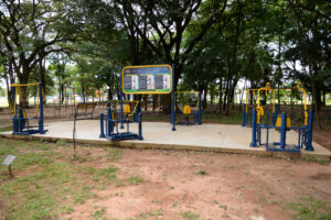 Academia e playground adaptados são instalados no Parque Cidade, em Limeira