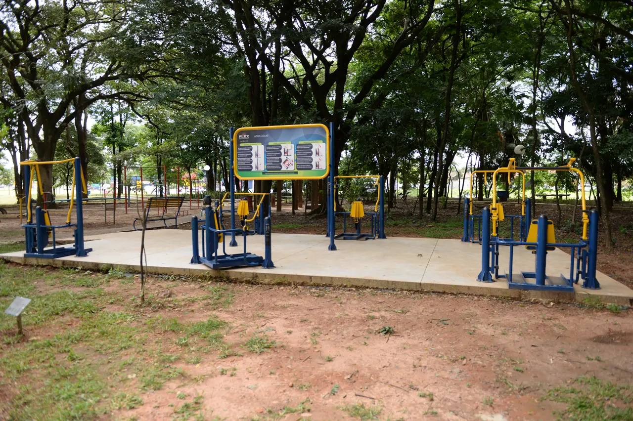 Academia e playground adaptados são instalados no Parque Cidade, em Limeira