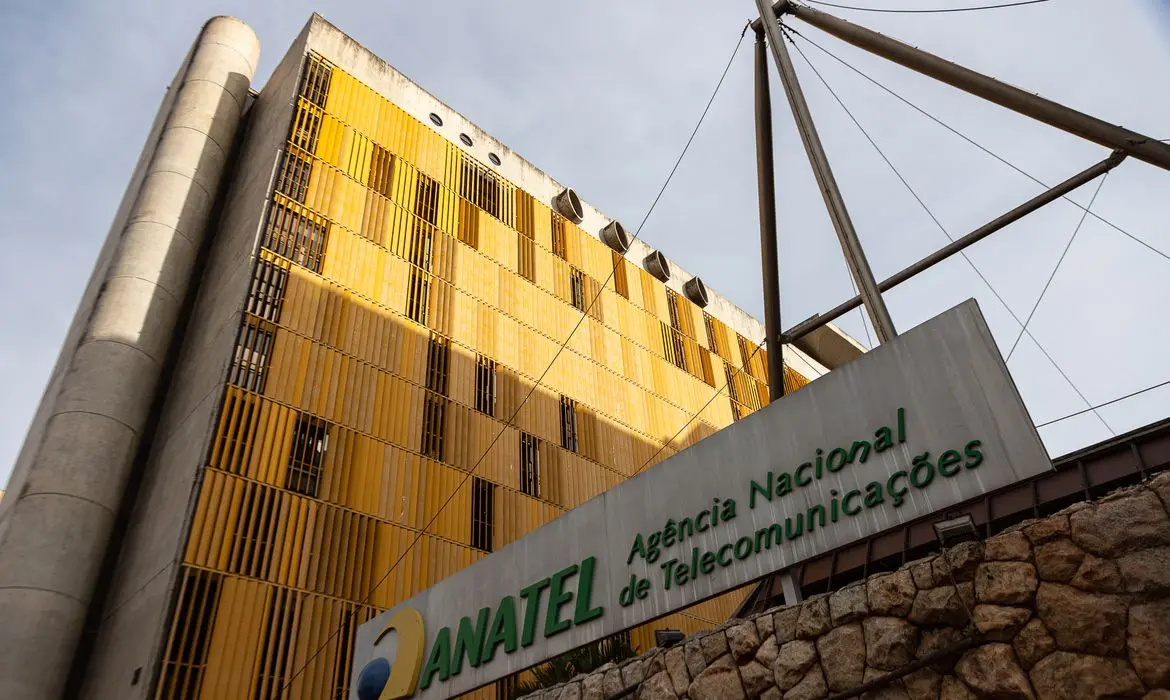 Numa ofensiva contra a pirataria da televisão por assinatura, a Agência Nacional de Telecomunicações (Anatel) determinou o bloqueio de cerca de 5 milhões de decodificadores clandestinos em uso no país. O desligamento será feito de forma remota, sem que as prestadoras de serviços tenham de entrar na casa do usuário.